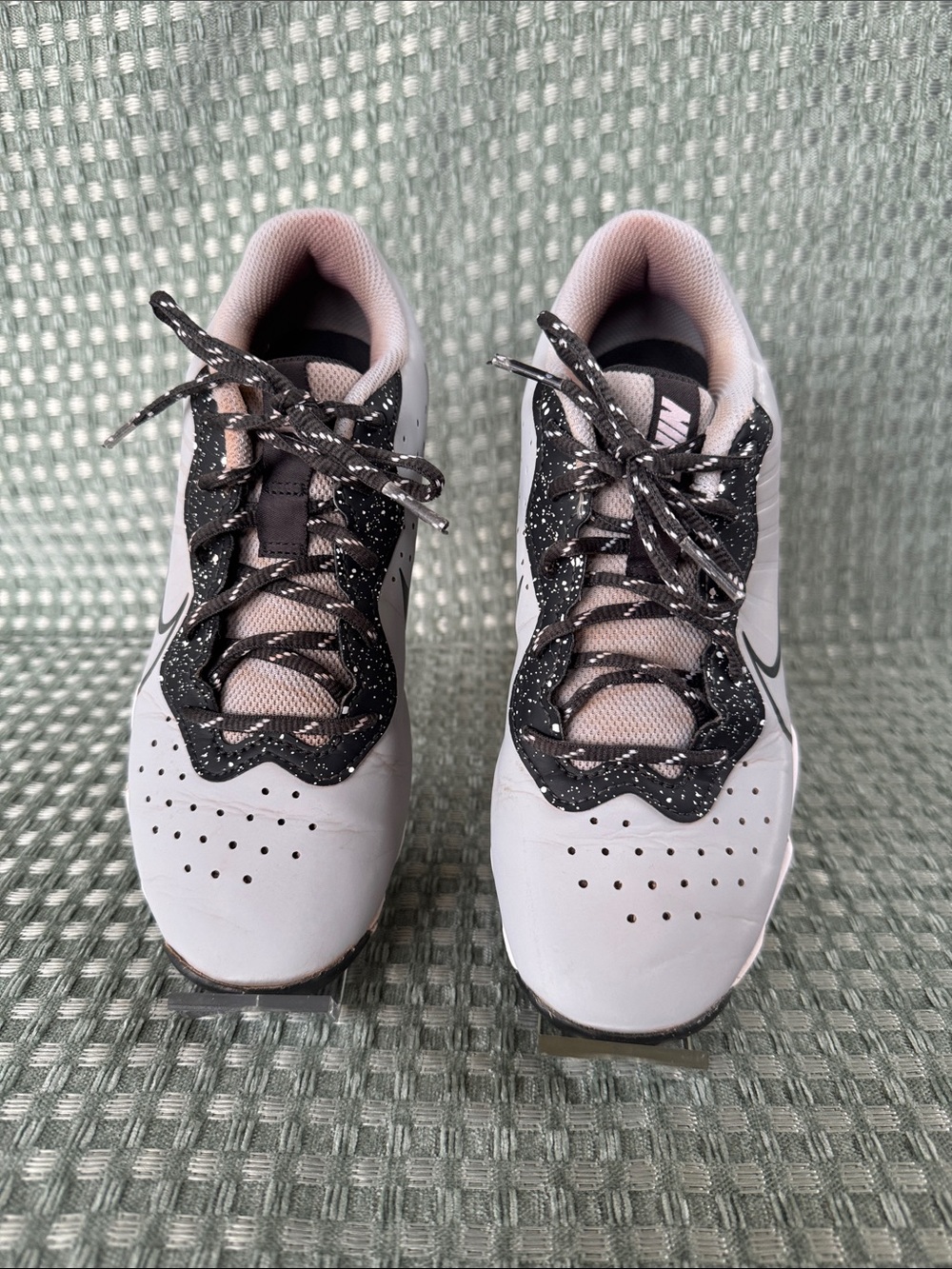 Nike Unisex Fastflex Size 5 Youth Grey Baseball Cleats